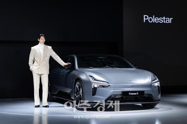 [포토] 김우빈, 폴스타5와 함께