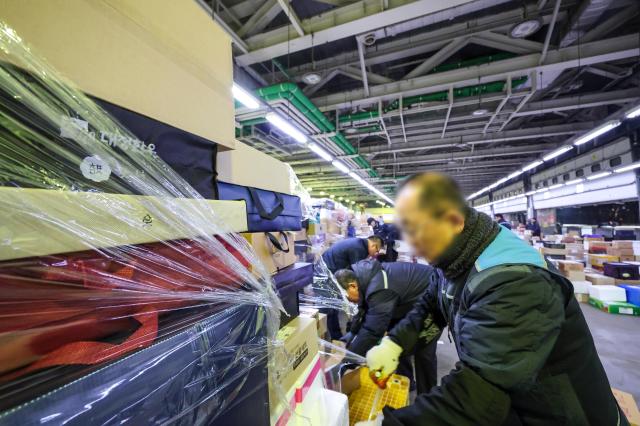Workers sort parcel boxes at the Dongseoul Mail Logistics Center in Seoul’s Gwangjin Ward ahead of the Lunar New Year holiday on Feb 11 2026 AJP Yoo Na-hyun