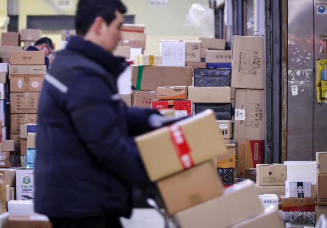 Workers sort parcel boxes at the Dongseoul Mail Logistics Center in Seoul’s Gwangjin Ward ahead of the Lunar New Year holiday on Feb 11 2026 AJP Yoo Na-hyun