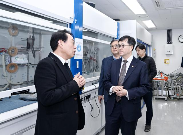 임기근 기획예산처 장관 직무대행 차관오른쪽이 2월 11일 오전 성남 판교 소재 에이올 코리아를 방문 현장을 시찰하며 기후테크 관련 관계자의 설명을 듣고 있다 사진기획예산처