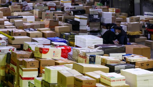 Workers sort parcel boxes at the Dongseoul Mail Logistics Center in Seoul’s Gwangjin Ward ahead of the Lunar New Year holiday on Feb 11 2026 AJP Yoo Na-hyun