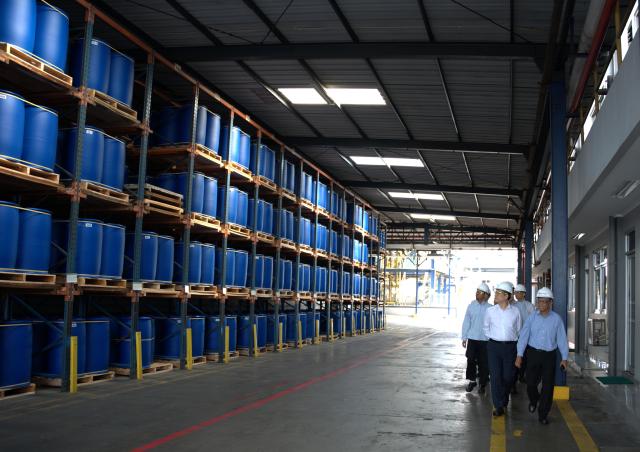 표경원 대표왼쪽 두번째를 비롯한 애경케미칼 임직원들이 새롭게 인수한 에보닉 공장을 둘러보고 있다 사진애경케미칼