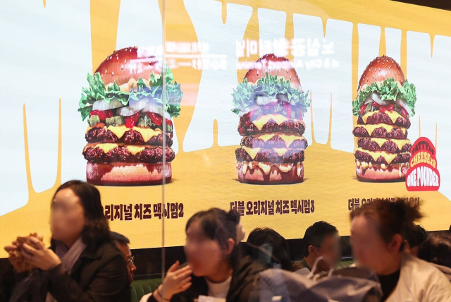 서울의 한 패스트푸드점에서 시민들이 식사를 하고 있다 사진연합뉴스