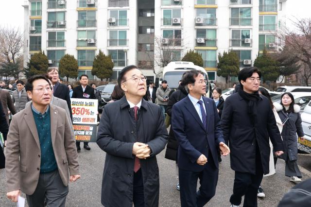 김윤덕 국토교통부 장관이 11일 경기도 고양시 정비사업 선도지구 아파트 단지를 방문했다 사진국토부