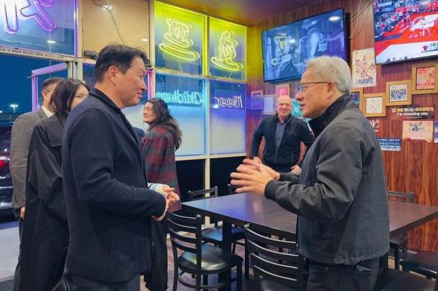 지난 5일현지시간 미국 캘리포니아 산타클라라의 한국식 호프집 99치킨에서 최태원 SK그룹 회장과 젠슨 황 엔비디아 최고경영자가 대화하고 있다 최 회장 왼쪽 뒤는 장녀 최윤정 SK바이오팜 전략본부장 독자 제공연합뉴스