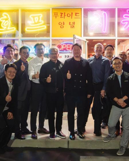 최태원 SK그룹 회장과 젠슨 황 엔비디아 최고경영자가 지난 5일현지시간 미국 캘리포니아 산타클라라의 한국식 호프집 99치킨에서 양사 임직원들과 만찬 회동을 하고 있다사진독자 제공