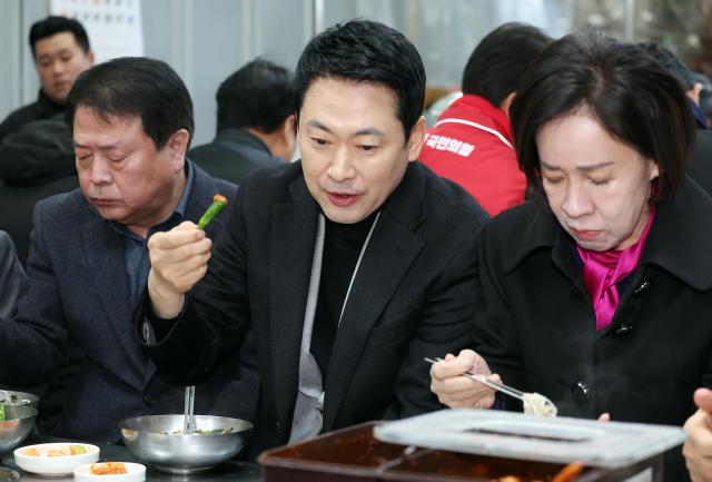 장동혁 국민의힘 대표가 11일 대구 서문시장을 방문해 국수를 먹고 있다 사진연합뉴스
