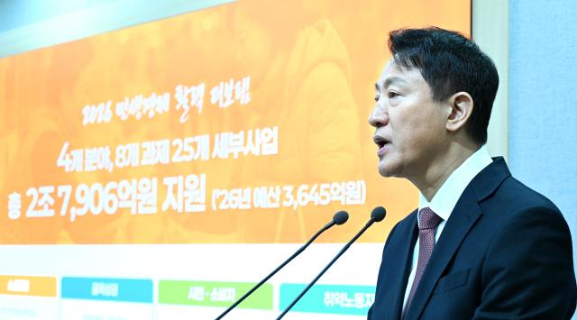 오세훈 서울시장이 지난 9일 서울시청 브리핑룸에서 개최된 2026 민생경제 활력 더보탬 프로젝트를 설명하고 있다 사진서울시