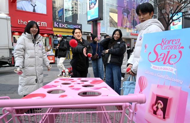 서울 명동 플레이트럭에서 외국인 관광객들이 이벤트 게임에 참여하고 있다
사진유대길 기자 dbeorlf123ajunewscom