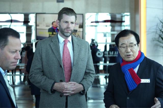 이현재 하남시장이 11일 유니온타워 전망대에서 에릭 트럼프 트럼프 그룹 총괄 부사장에게 ‘K-컬처 복합 콤플렉스K-스타월드’ 예정 부지를 안내하며 사업의 핵심 비전을 설명하고 있다 사진하남시