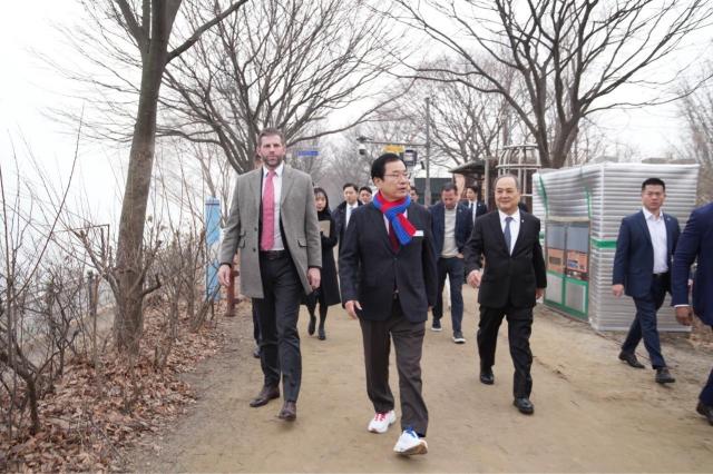 이현재 하남시장과 에릭 트럼프 트럼프 그룹 총괄 부사장이 11일 미사한강 모랫길을 나란히 걸으며 눈앞에 펼쳐진 한강변의 수려한 자연환경을 함께 바라보고 있다 사진하남시