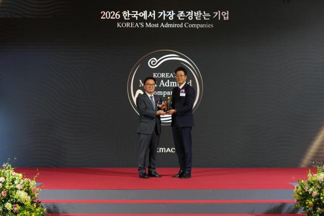 지난 2월 10일 열린 ‘한국에서 가장 존경받는 기업’ 시상식에서 한수희 한국능률협회컨설팅KMAC 대표왼쪽와 고정수 매일유업 부사장오른쪽이 수상 기념 촬영을 하고 있다 사진매일유업