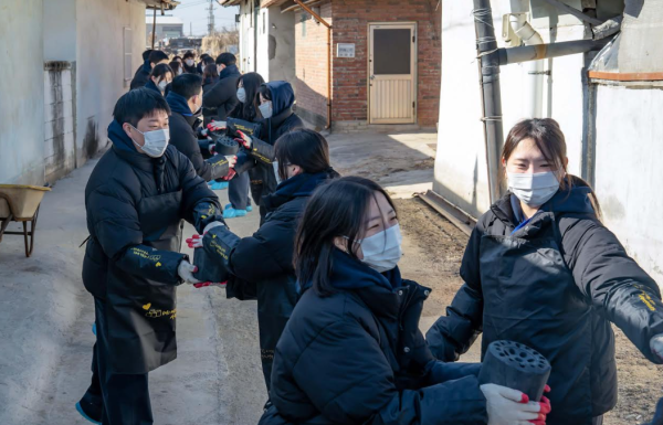콜마그룹 신입사원들이 연탄나눔 봉사활동을 진행하고 있다 사진콜마그룹