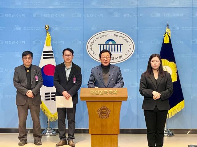 오는 6·3 지방선거에서 남양주시장 출마를 선언한 더불어민주당 김한정 전 국회의원이 11일 국회 소통관에서 기자회견을 하고 있다 사진김한정 전 의원 측 제공