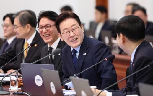 李 대통령 부부, 충북 장애인종합복지관서 일자리 작업장 점검 