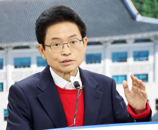 이철우 경북도지사가 11일 도청 브리핑룸에서 대구·경북 행정통합 특별법 제정을 촉구하는 기자회견을 열고 있다 사진경상북도