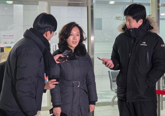 1억원 공천헌금과 서울 강서구청장 출마 로비 의혹을 받는 김경 전 서울시의원이 지난달 30일 서울 마포구 서울경찰청 광역수사단에서 조사를 받은 뒤 귀가하고 있다 사진연합뉴스