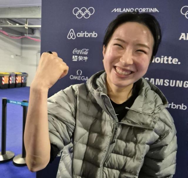 쇼트트랙 국가대표 김길리가 11일한국시간 이탈리아 밀라노 아이스스케이팅 아레나에서 2026 밀라노·코르티나담페초 동계 올림픽 공식 훈련을 마친 뒤 전날 다친 오른팔 상태를 보여주며 활짝 웃고 있다 사진연합뉴스