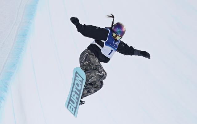 11일현지시간 이탈리아 리비뇨 스노파크에서 열린 2026 밀라노-코르티나담페초 동계올림픽 스노보드 여자 하프파이프 예선 2차전에 출전한 최가온이 경기를 펼치고 있다 사진연합뉴스