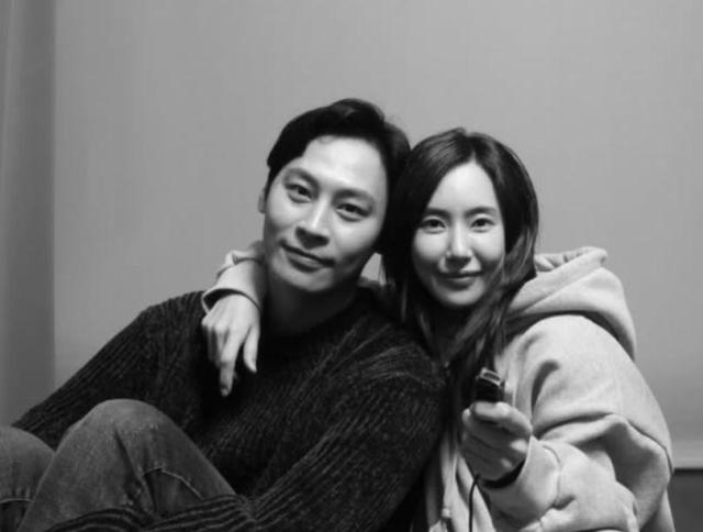 정은우왼쪽와 김윤서 사진김윤서 SNS