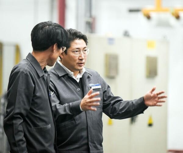 조현준 효성 회장이 효성중공업 전력기기 생산현장 점검을 하고 있는 모습. [사진=효성]