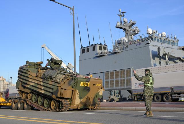 해병대 코브라골드 훈련전대가 12일 출항에 앞서 지난 10일 해군 부산작전기지에서 해군 상륙함 노적봉함LST-Ⅱ 4900톤급에 해병대 한국형 상륙돌격장갑차KAAV를 탑재하고 있다 사진해군
