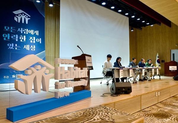 두 번째 세션 토론자 좌측부터 양세영 학생 최정화 프로 좌장 김항집 교수 나해문 센터장 김수민 대표 사진한국해비타트 제공