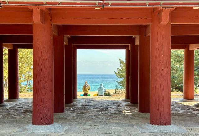 월송정 기둥 사이로 펼쳐지는 풍경은 마치 거대한 액자 속 그림 같다 사진강상헌 기자