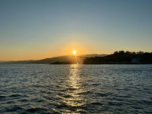 요트를 타고 바다 위에서 바라본 등기산 스카이워크의 모습 사진강상헌 기자