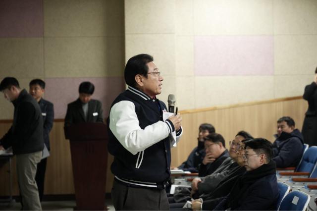 11일 오후 미사강변중학교에서 개최된 한강연결 보행육교 주민설명회에서 이현재 하남시장이 주민들과 질의응답을 나누고 있다 사진하남시