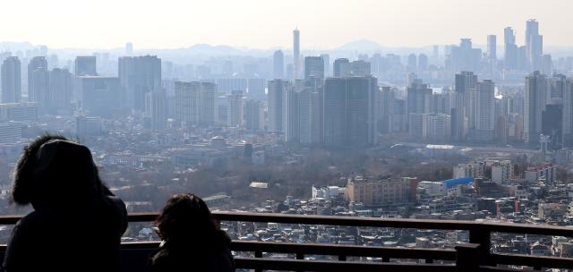 서울 남산 전망대에서 바라본 시내 곳곳에 아파트 단지가 빼곡하게 들어서 있다 사진연합뉴스