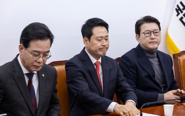 장동혁 국민의힘 대표가 12일 국회에서 열린 최고위원회의에서 이재명 대통령 정청래 더불어민주당 대표와의 오찬에 불참해 달라는 최고위원들의 요청을 받아들여 재고하겠다는 의사를 밝힌 뒤 굳은 표정을 짓고 있다 사진연합뉴스