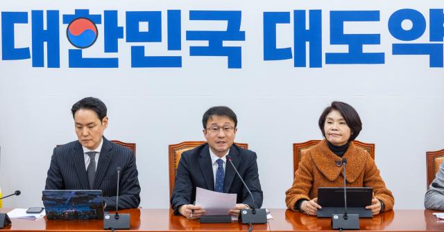 한병도 원내대표가 12일 국회에서 열린 정책조정회의에서 국회에 계류돼 있는 법안 처리를 강조하는 발언을 하고 있다 사진연합뉴스