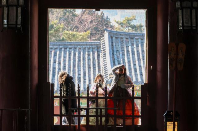 Tourists tour the interior of Geunjeongjeon Hall at Gyeongbokgung Palace in Jongno District, Seoul, on Feb. 9, 2026. AJP Yoo Na-hyun
