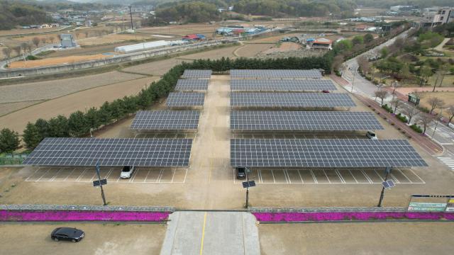 시는 공공부지 태양광 확대 분산에너지 특화지역 및 에너지 자립마을 조성 등 녹색도시 구현에 힘을 쏟는다 사진은 안성맞춤랜드 주차장에 설치된 태양광 설비 사진안성시