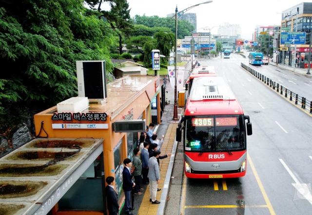 안성은 광역버스 노선 확대 시내순환버스 도입 똑버스 운영 무상교통 지원 등 누구나 편리하게 이동할 수 있는 교통체계를 강화한다 사진안성시