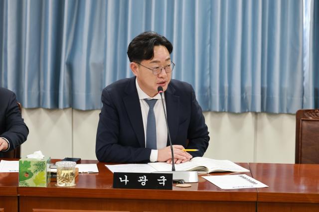 나광국 전남도의원더불어민주당·무안2이 지난 2026년 상반기 건설교통국 업무보고에서 전남·광주 행정통합의 시발점이 된 무안군에 대한 합당한 예우와 무안국제공항의 조속한 재개항을 강력히 촉구했다사진전남도의회