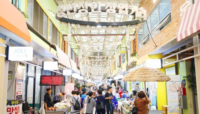 김 시장은 지역화폐 발행과 인센티브 확대 골목형 상점가 확대 문화관광형 전통시장 육성 등 얼어붙은 민생경제에 활력을 불어넣겠다고 밝혔다 사진안성시