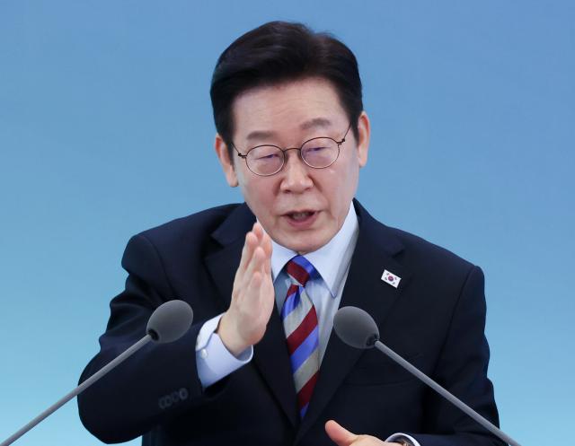 이재명 대통령이 지난 6일 창원 성산구 창원컨벤션센터에서 열린 경남의 마음을 듣다 타운홀미팅 간담회에서 발언하고 있다 사진연합뉴스