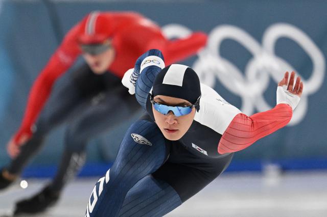 South Korea's Koo Kyung-min competes in the speed skating men's 1000m during the Milano Cortina 2026 Winter Olympic Games at Milano Speed Skating Stadium in Milan on February 11, 2026. (Photo by Daniel MUNOZ / AFP)/2026-02-12 06:33:38 (Courtesy of Yonhap News Agency)