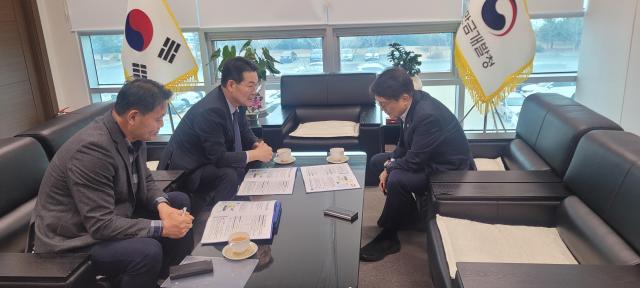 권익현 부안군수왼쪽 두 번째가 김의겸 새만금개발청장맨 오른쪽에게 새만금 부안권역 RE100 산업용지 전환이 6월 예정된 새만금 기본계획 재수립 시 반영돼야 함을 역설하고 있다사진부안군