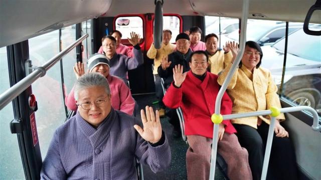 설 연휴 기간 한복을 입고 승객을 맞이할 전주시 마을버스 ‘바로온’ 운전원들 사진전주시설공단