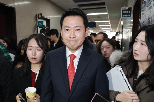 장동혁 국민의힘 대표가 12일 국회 당 대표실로 향하고 있다 장 대표는 이날 예정됐던 이재명 대통령과의 오찬에 불참한다 사진연합뉴스