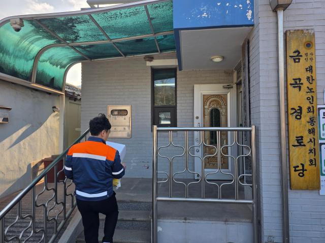 쌍용CE 동해공장이 삼화동 관내 경로당 12개소를 직접 방문해 어르신들을 위한 위문품을 전달하고 있다 사진쌍용CE 동해공장