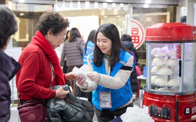 11일 서울 서초구 양재노인종합복지관에서 상미당홀딩스 해피봉사단이 설 명절을 맞아 관내 어르신들에게 호빵을 나누고 있다 사진상미당홀딩스