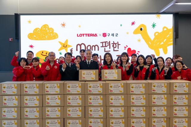 롯데리아 관계자들이 지난 11일 강북구청에서 취약계층 아동을 위한 명절 키트를 전달하고 기념촬영을 하고 있다 사진롯데GRS