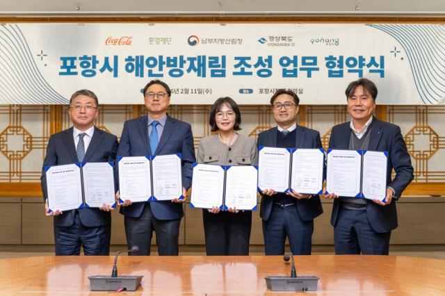 왼쪽부터 장상길 포항시장권한대행 임하수 남부지방산림청장 구남주 한국 코카-콜라 상무 정태용 환경재단 사무총장 박준일 경상북도산림환경연구원장이 협약 체결 후 기념촬영을 하고 있다 사진한국 코카-콜라사