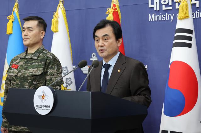 안규백 국방부 장관이 12일 서울 용산구 국방부 브리핑룸에서 12·3 불법 비상계엄 사건의 전개와 관련한 국방부 헌법존중 정부혁신 TF 활동결과를 발표하고 있다 사진연합뉴스