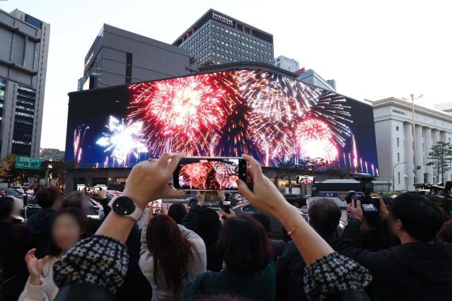 사람들이 서울 신세계백화점 본점 신세계스퀘어 연말영상을 보고 있다 사진신세계백화점