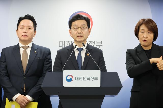 윤창렬 국무조정실장이 12일 서울 종로구 정부서울청사에서 헌법존중 정부혁신 TF 조사결과를 발표하고 있다 사진연합뉴스